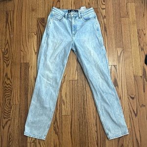 Hollister Ultra High-Rise Mom Jean
